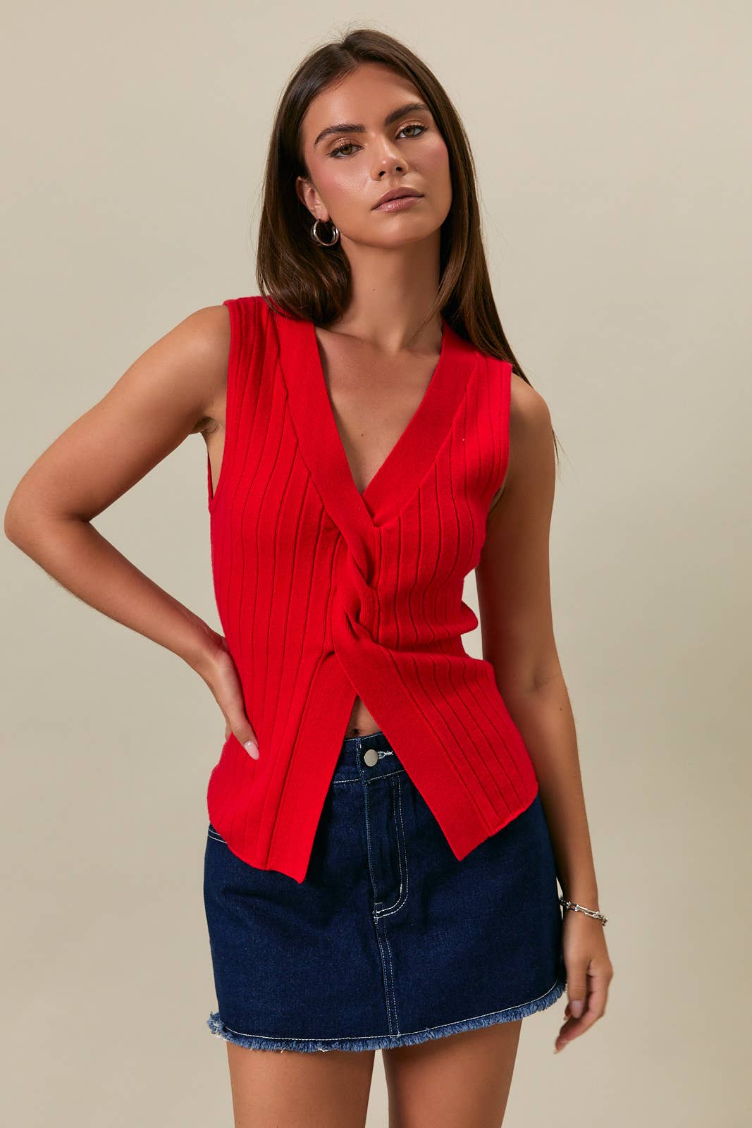 TWISTED FRONT V-NECK SLEEVELESS SWEATER TOP
