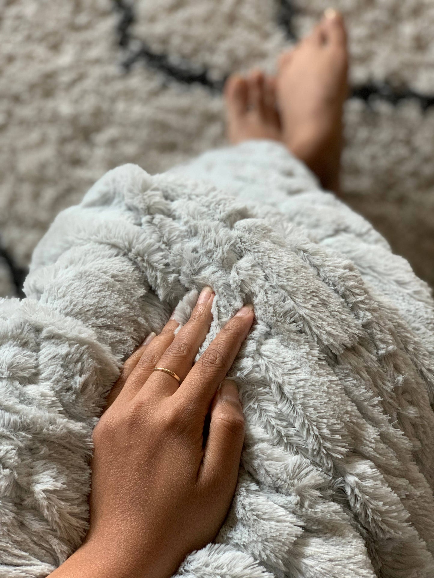 Luxuriously Soft Faux Fur Throw - Ice Silver