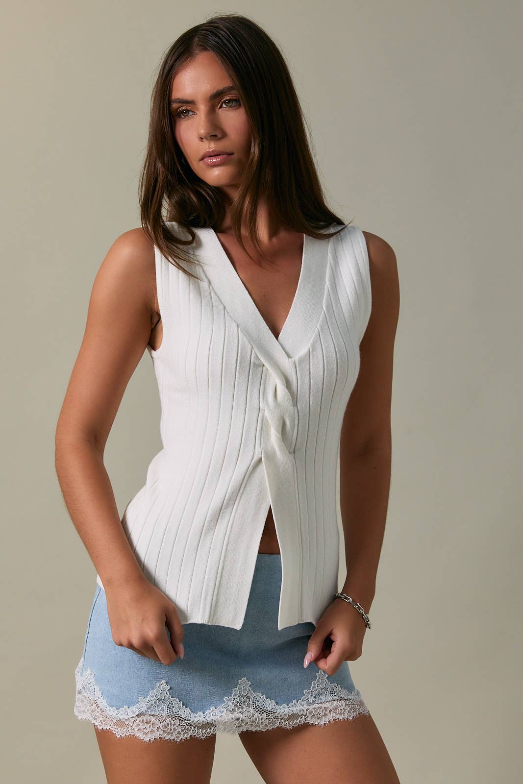 TWISTED FRONT V-NECK SLEEVELESS SWEATER TOP