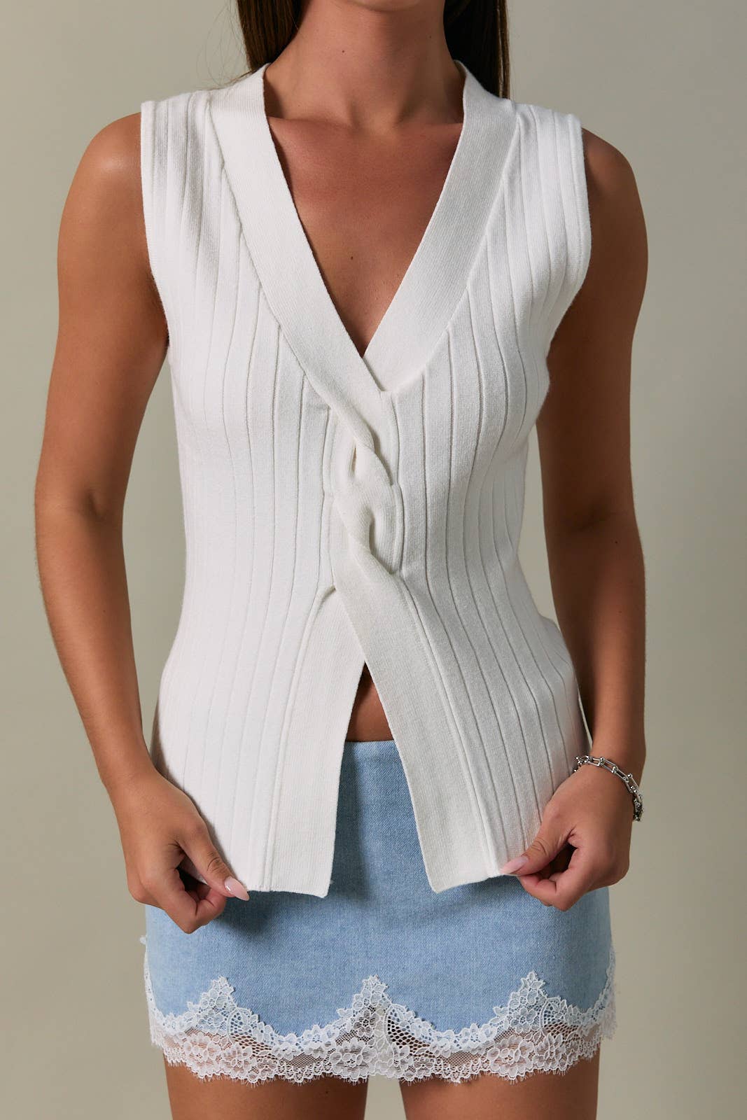 TWISTED FRONT V-NECK SLEEVELESS SWEATER TOP