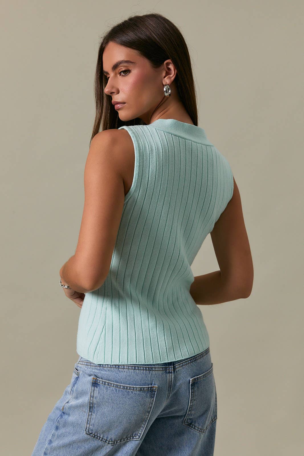 TWISTED FRONT V-NECK SLEEVELESS SWEATER TOP