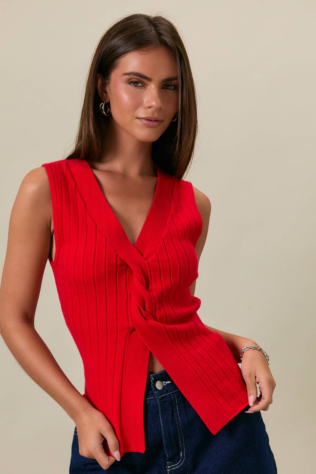 TWISTED FRONT V-NECK SLEEVELESS SWEATER TOP