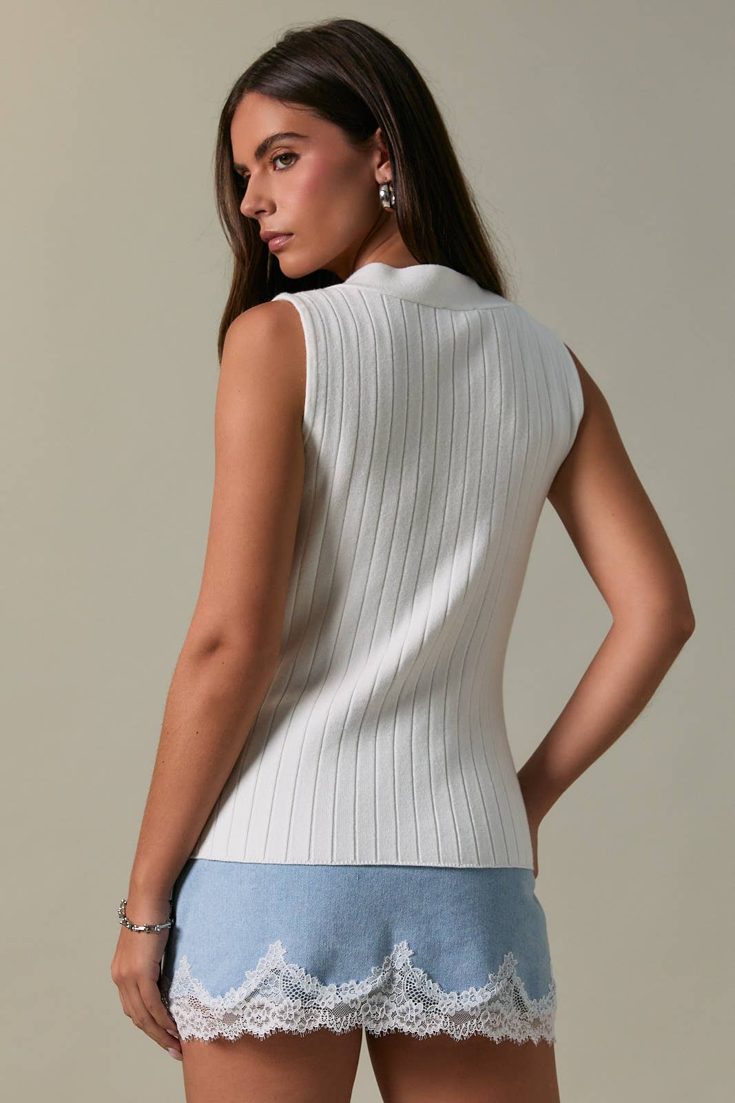TWISTED FRONT V-NECK SLEEVELESS SWEATER TOP